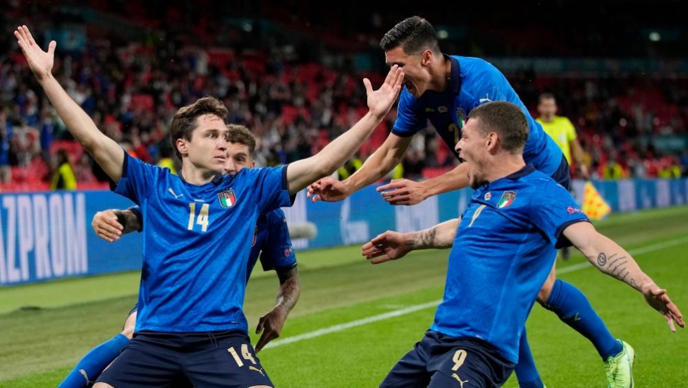 Jugadores de Italia festejando el gol de Chiesa