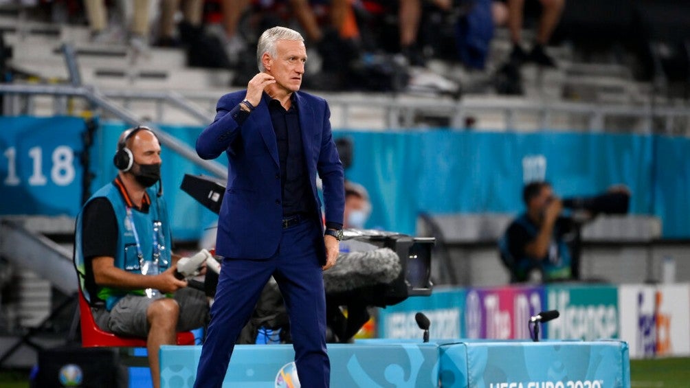 Didier Deschamps durante un partido con Francia