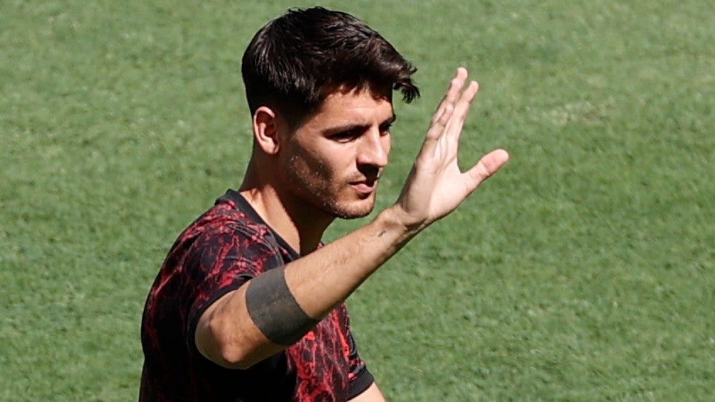 Álvaro Morata durante el calentamiento previo al partido contra Croacia en la Eurocopa