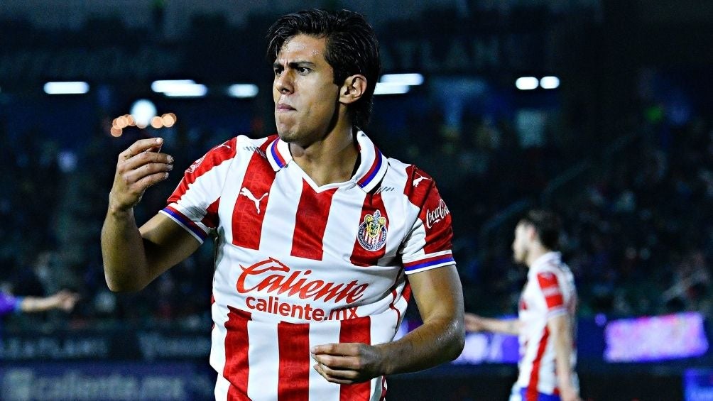 JJ Macías en un partido con Chivas 