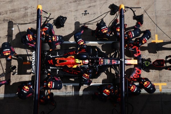 Sergio Pérez en los Pits