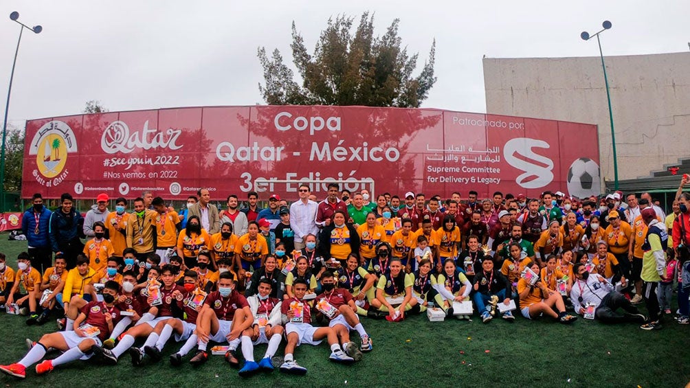 Jugadores e invitados posan en el terreno de juego