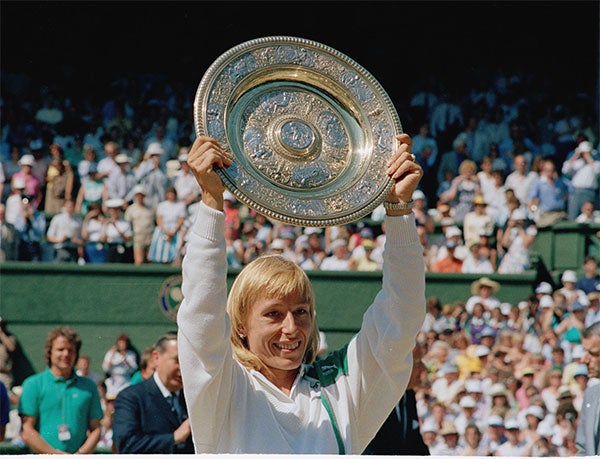 Martina Navratilova tras ganar uno de sus títulos de Wimbledon