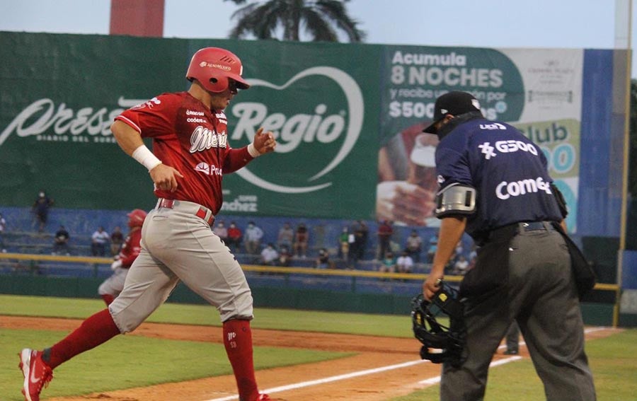 Emmanuel Ávila llega a home en Tabasco