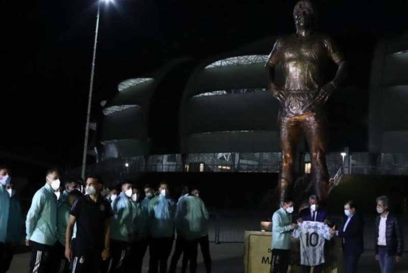 Estatua de Maradona