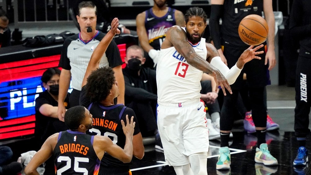 Paul George pasa el balón ante los Suns