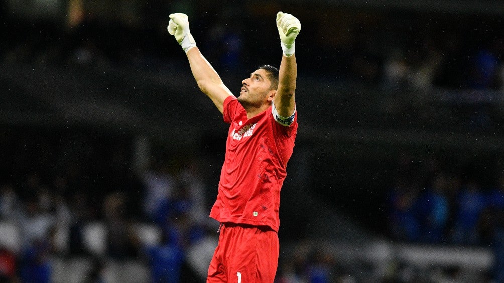 Jesús Corona durante un partido con Cruz Azul