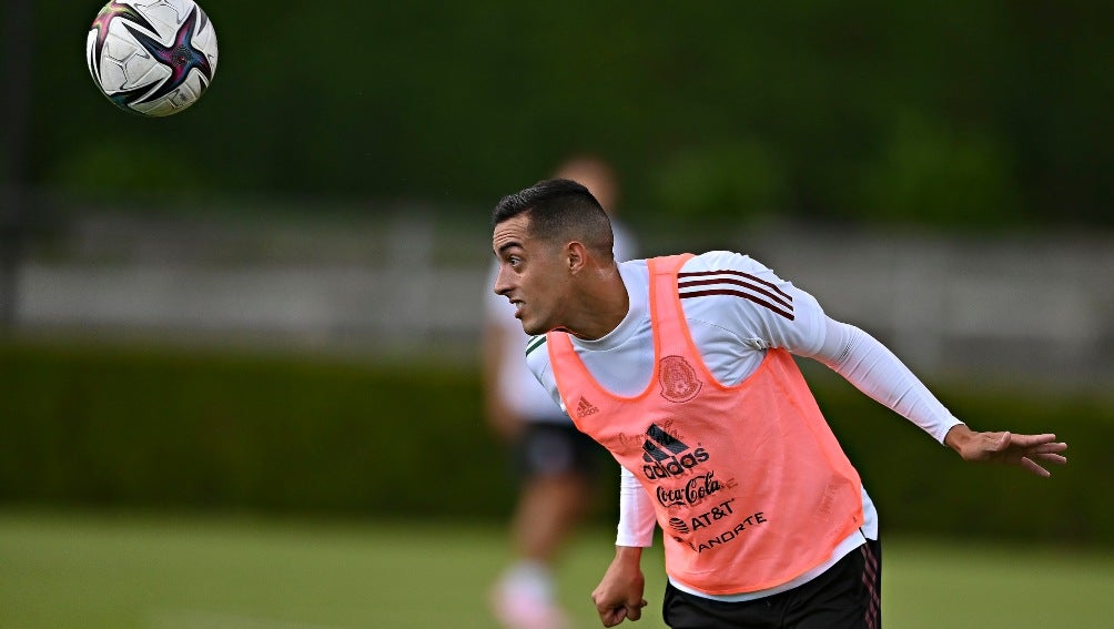 Rogelio Funes Mori en entrenamiento con Selección Mexicana