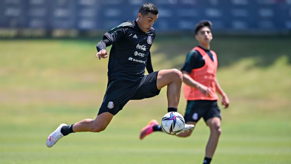 Rogelio Funes Mori en entrenamiento con Selección Mexicana