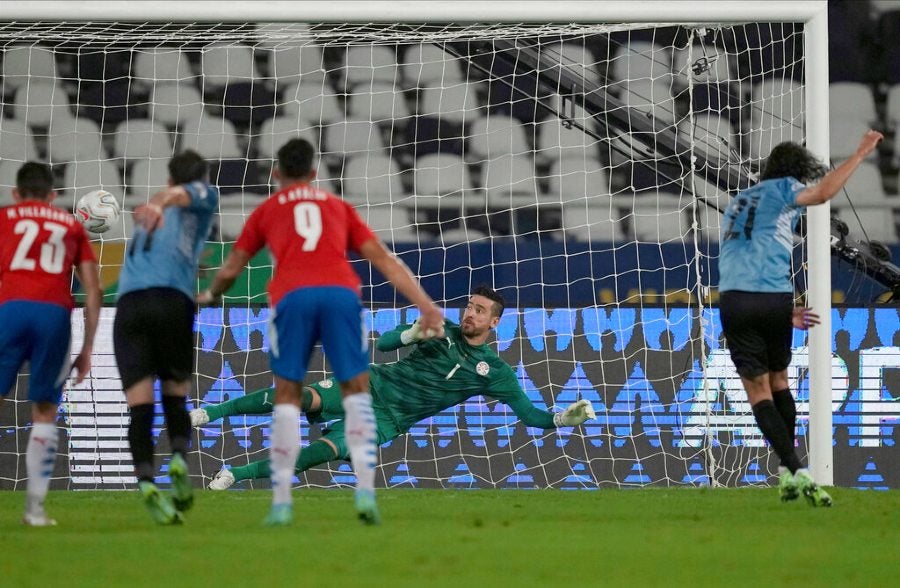 Cavani marcando de penal ante Paraguay