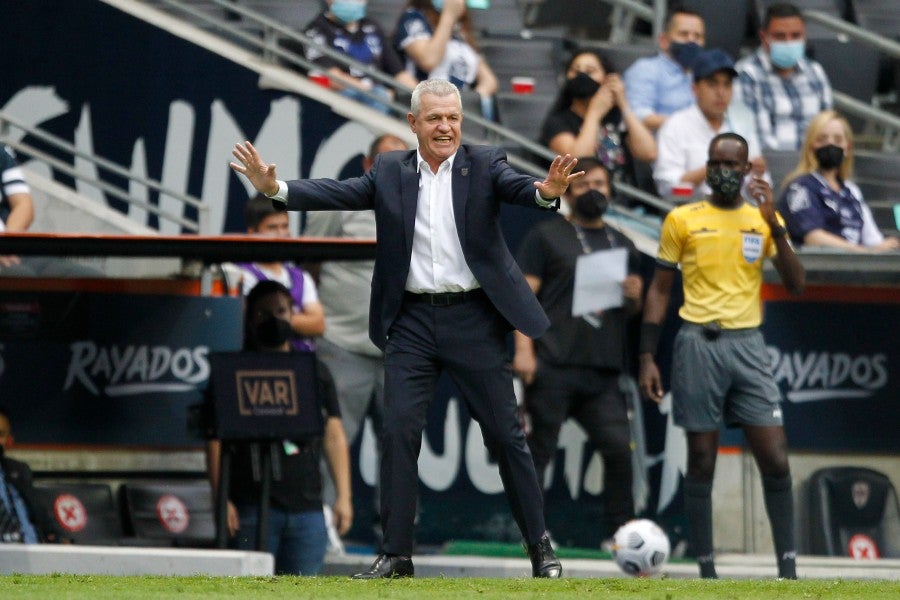 Javier Aguirre durante un partido con Rayados