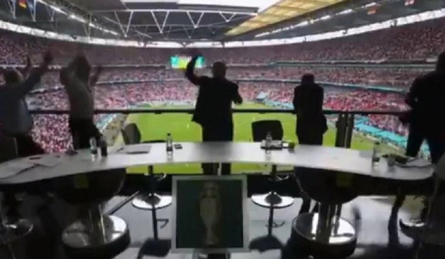 Comentaristas de la BBC y exfutbolistas ingleses celebran en palco