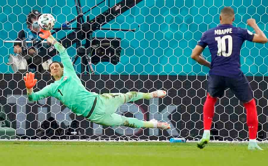 Yann Sommer detiene el disparo de Mbappé