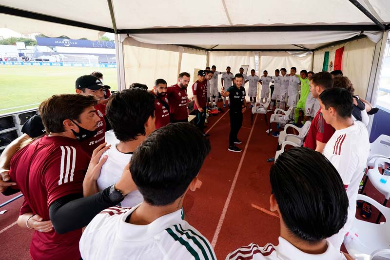 Jimmy Lozano charla con sus jugadores