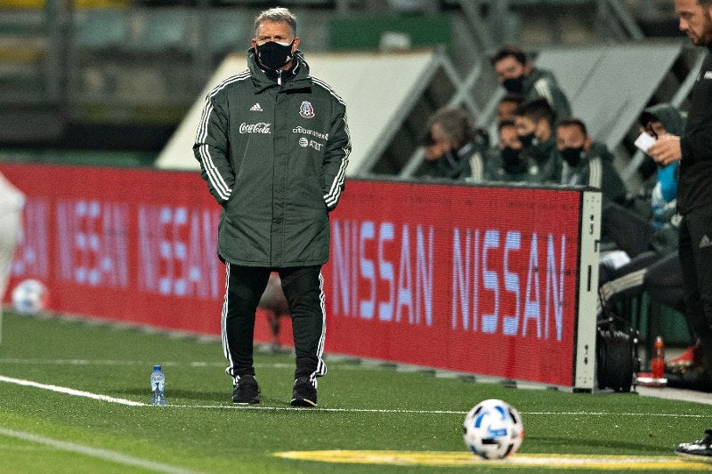 Gerardo Martino durante un partido con México