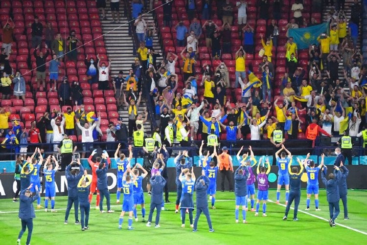 Selección de Ucrania celebrando con su afición