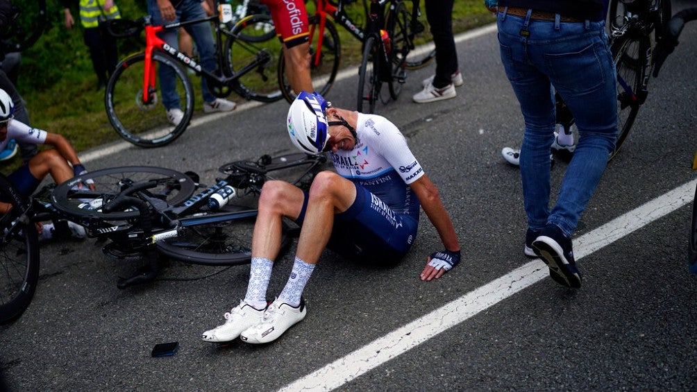 Chris Froome está en el suelo tras un choque en la Primera Etapa