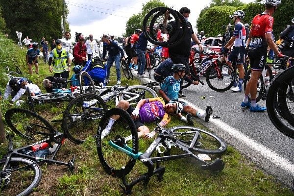 Ciclistas derribados por la imprudencia de la aficionada en el Tour de Francia