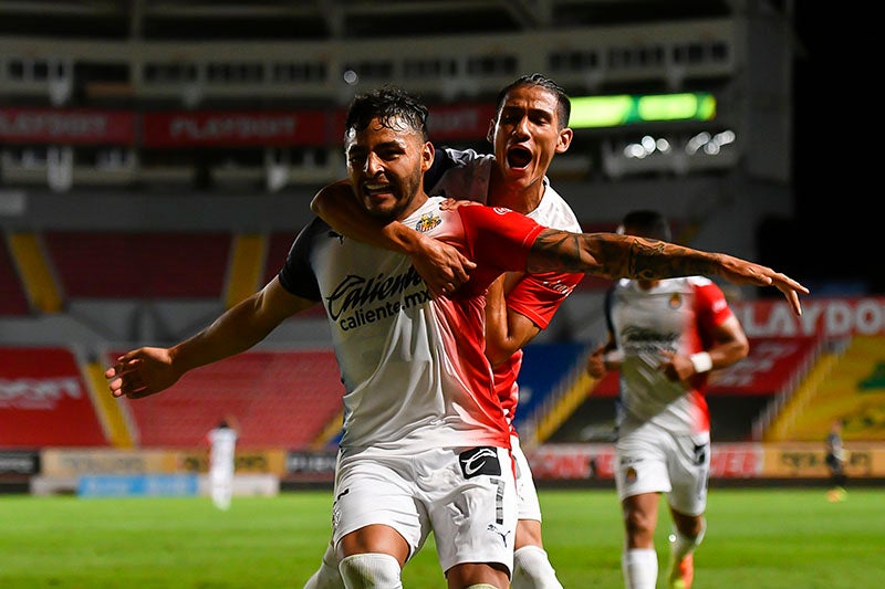 Alexis Vega y Uriel Antuna festejan un gol con Chivas 