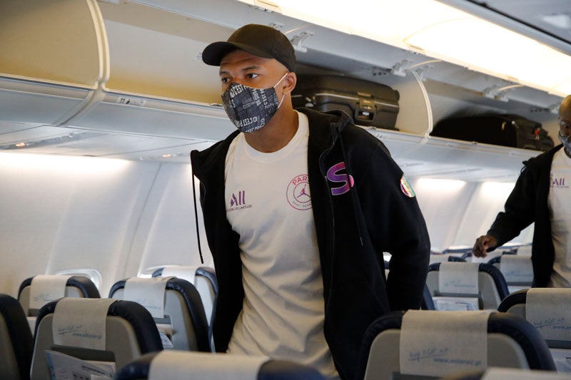 El delantero francés subiendo al avión del PSG