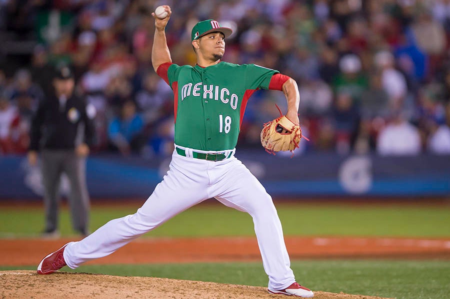 Osuna lanzando con la Selección Mexicana