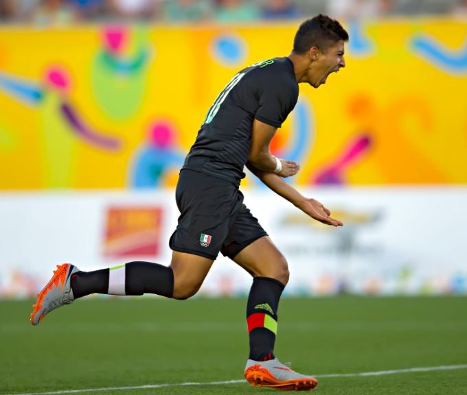 Zaldívar festeja un gol con el Tri