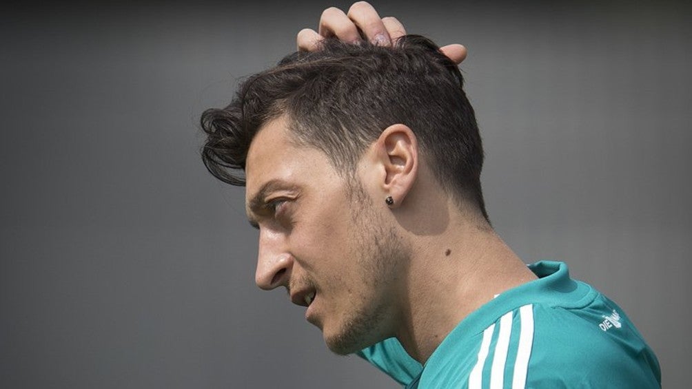 Mesut Özil durante entrenamiento de la selección alemana en Rusia 2018