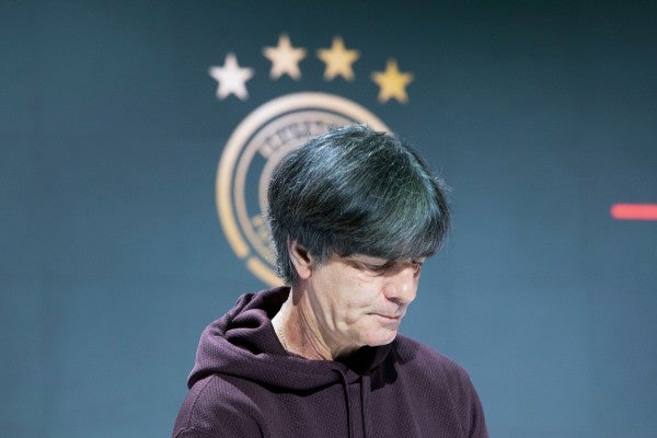 Joachim Löw reacciona durante conferencia de prensa