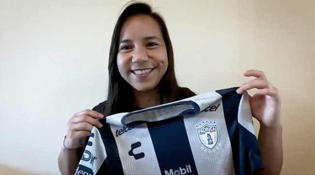 Charlyn Corral muestra la playera del Pachuca