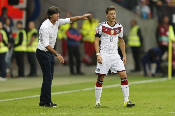 Mesut Özil y Joachim Löw con la selección alemana