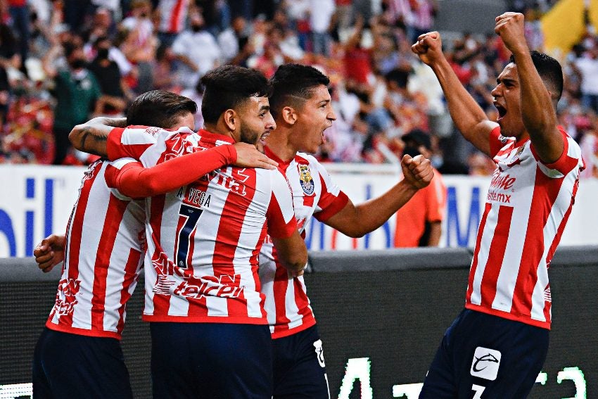 Ángel Zaldívar celebrando con sus compañeros