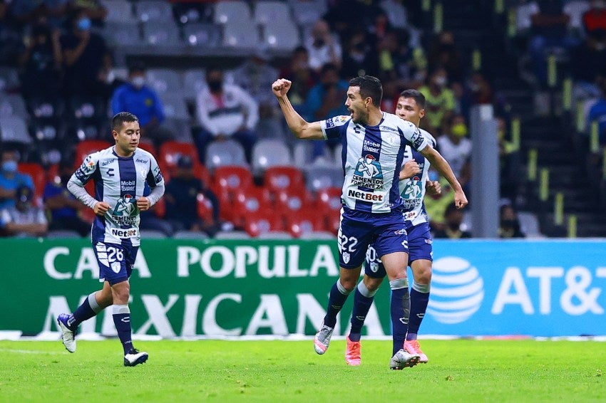 Jugadores del Pachuca festejando un gol a favor