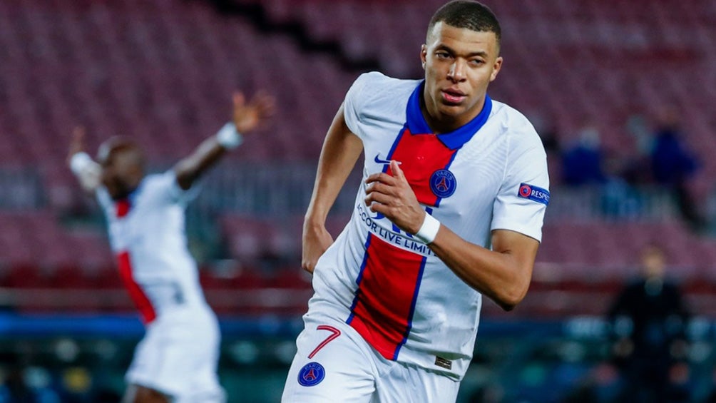 Kylian Mbappé durante un duelo con el PSG 