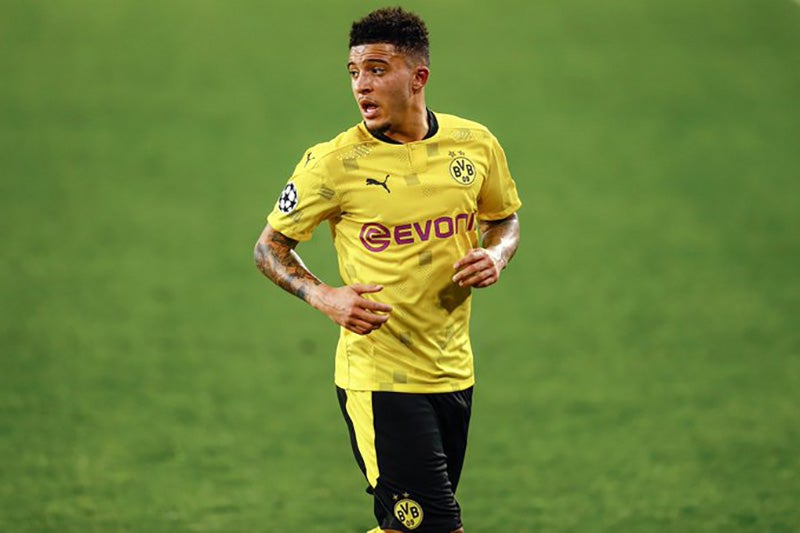 Jadon Sancho en un duelo con el Borussia Dortmund