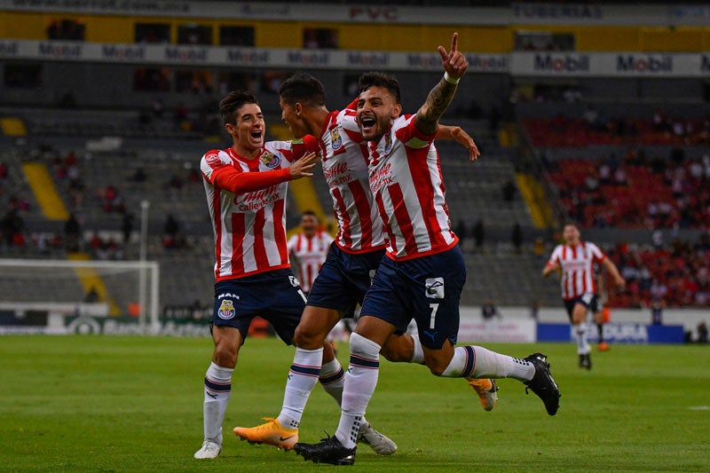 El Chelo celebrando su gol con sus compañeros