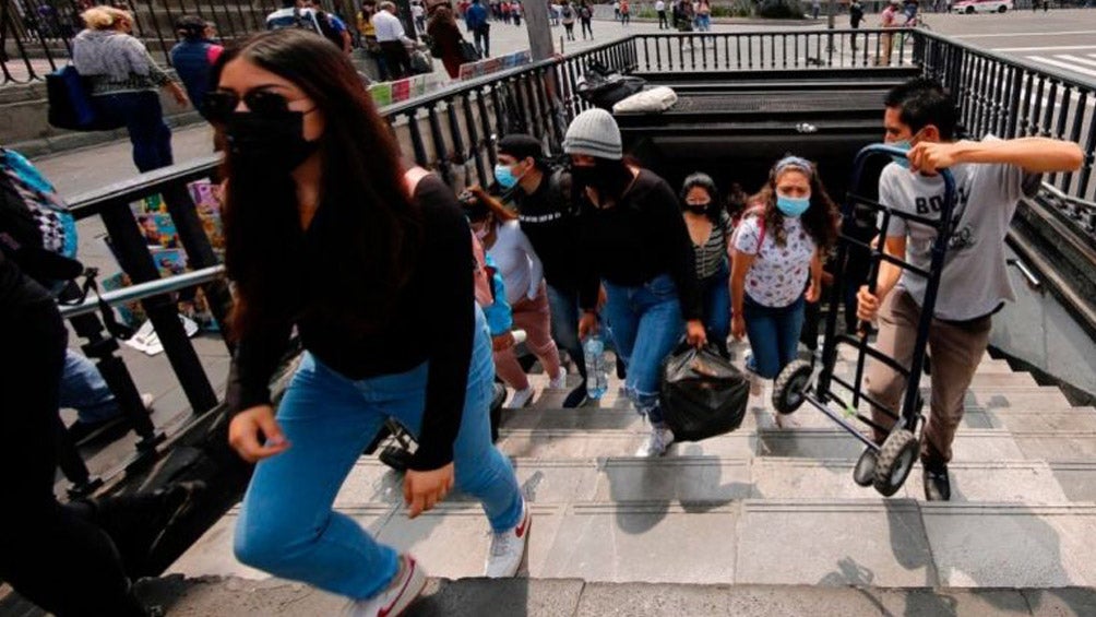 Habitantes de la CDMX saliendo del metro