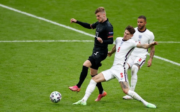 John Stones y Kyle Walker en acción con Inglaterra