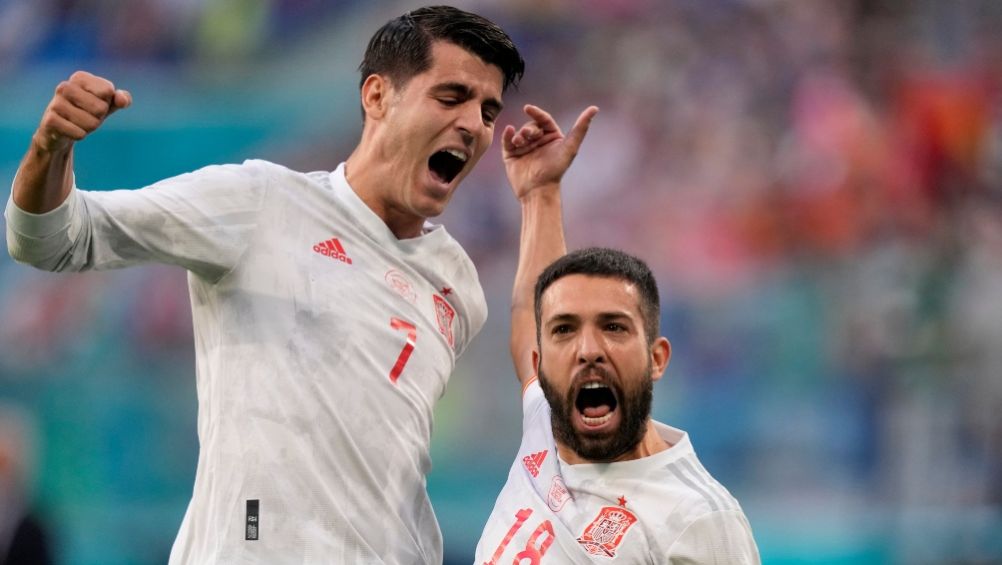 Jordi Alba y Morata festejando un gol a favor de España