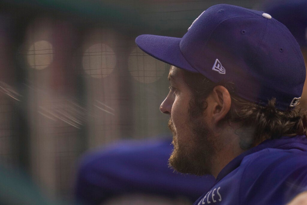 Trevor Bauer observa  un partido