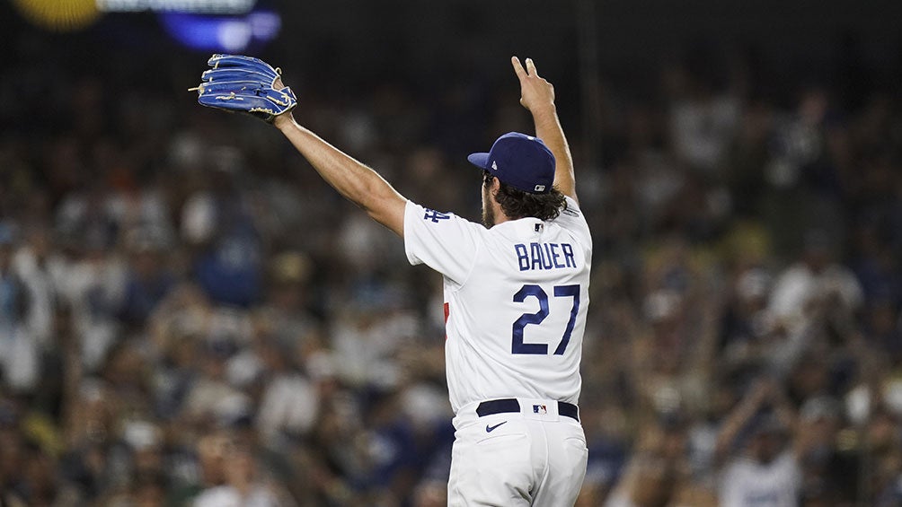 Trevor Bauer durante un partido con Dodgers