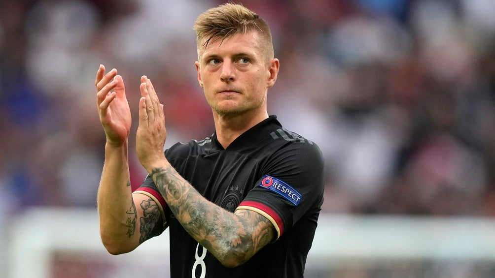 Toni Kroos durante un duelo con Alemania  