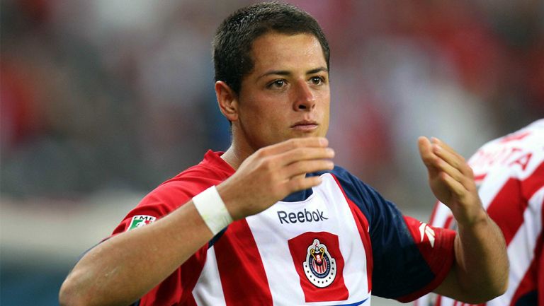 Chicharito se lamenta en un juego con Chivas