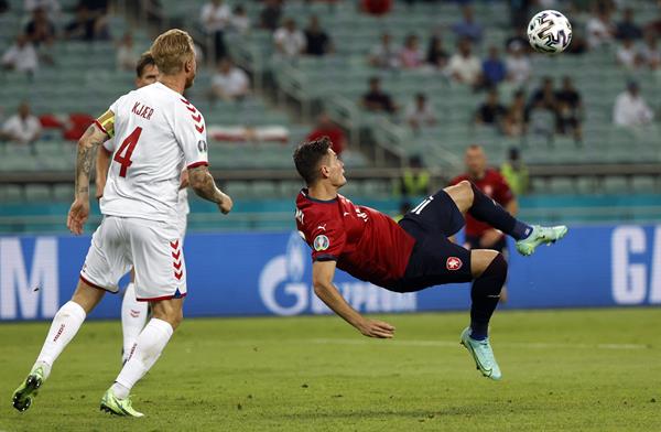 Patrik Schick en acción ante Dinamarca