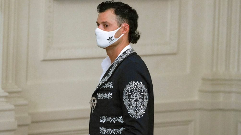 Joe Kelly con chaqueta de mariachi en la Casa Blanca