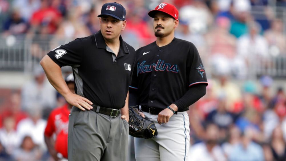 Pablo López hablando con un umpire