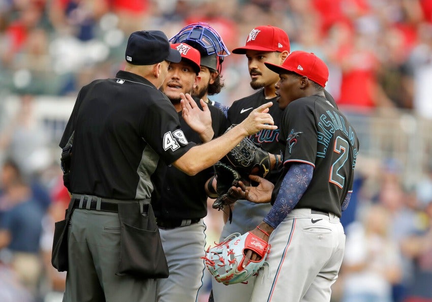 Jugadores de los Marlins discutiendo la decisión de los Marlins