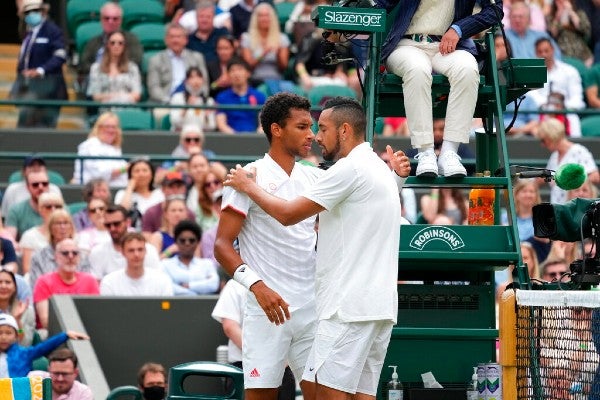 Felix Auger-Aliassime se despide de Nick Kyrgios al salir del tercer set