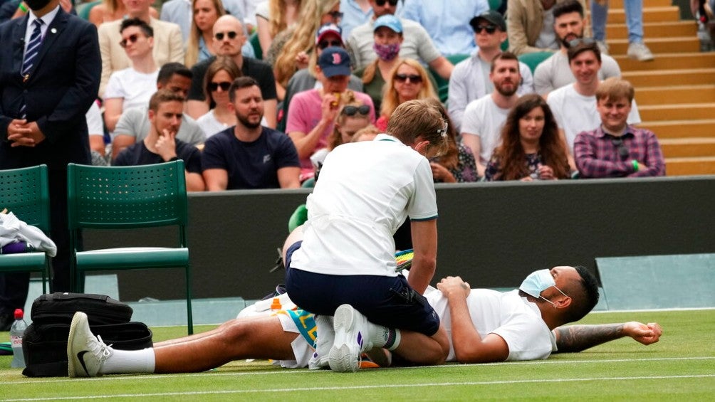 Brindan atención médica a Nick Kyrgios durante el juego 