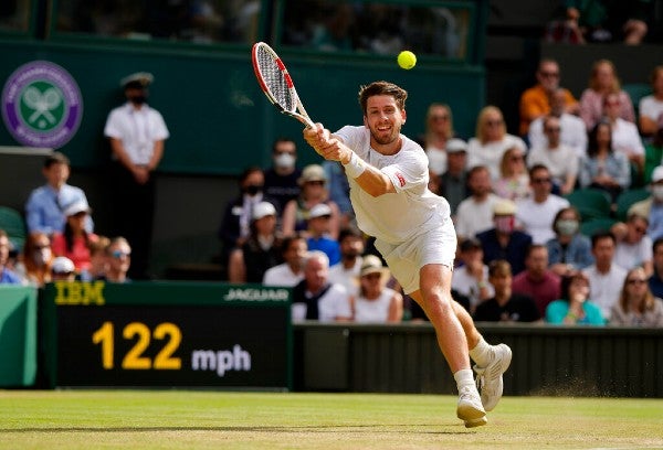 Cameron Norrie en partido contra Roger Federer en Wimbledon