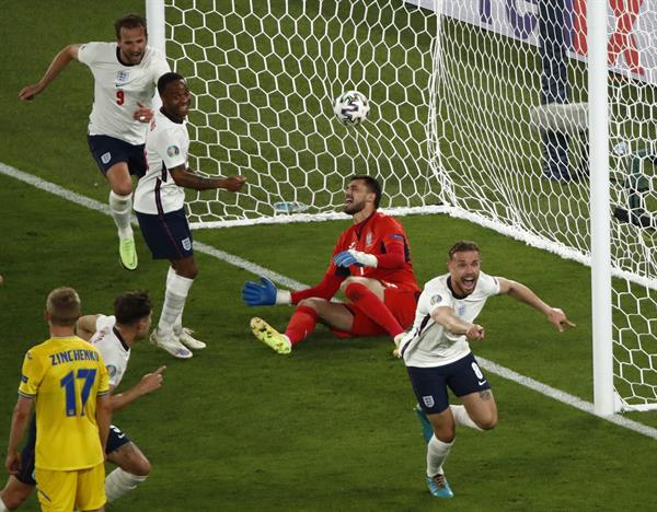 Jordan Henderson celebra una anotación con Inglaterra